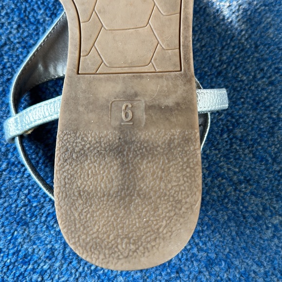 Circus by Sam Edelman Carolina Silver Metallic Thong Sandals Sz 6 - Picture 9 of 9